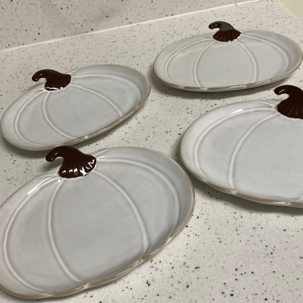 Set of 4, Crofton Stoneware, pumpkin shaped appetizer/snack/dessert plates. - Picture 6 of 10